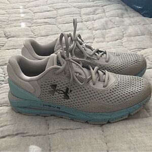 💥💥LAST CHANCE💥💥 UA women’s sz 11 sneakers